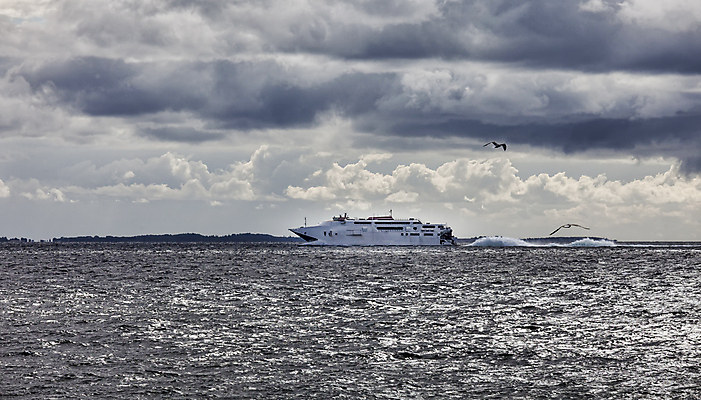 포토 JPG 해외이미지 선 바다 섬 교통시설 자동차 하늘 아침 휴가 덴마크 사람없음 파란색 태양 항구 화물 표현 티켓 스페인 상품 연결 큼 도착 속도 출발 다도해 루트 해외202004 해외포토 주간 자연요소 유럽 육상교통 컬러 교통 컨셉 북유럽 운송업 크기 시설 파일형식 이미지허브