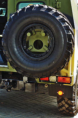 포토 JPG 해외이미지 무기 오렌지 자동차 유리 사람없음 초록색 빛 갈색 바퀴 원형 지프 군용 신호 전쟁 타이어 고무 보호자 갑옷 철강 해외202004 해외포토 도형 육상교통 컬러 과일 승용차 재질 군대 보호장비 파일형식 이미지허브