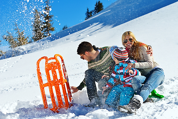 포토 JPG 해외이미지 주간 라이프스타일 여자 남자 행복 아들 어린이 겨울 가족 엄마 휴가 산 함께함 사랑 사람 앉기 소년 성인 야외 세명 설원 기쁨 추위 아빠 썰매 눈썰매장 해외202004 해외포토 자연요소 계절 감정 컨셉 관계 모션 눈_날씨 생활 파일형식 이미지허브