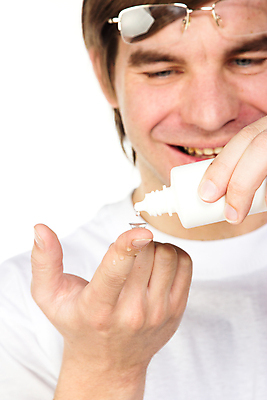 포토 JPG 해외이미지 응시 남자 안경 실내 한명 들기 상반신 성인 앞모습 흰배경 닦기 꾸미기 랜즈 식염수 자기관리 성인남자한명만 그루밍족 해외202004 해외포토 1 시선 잡화 뷰포인트 백그라운드 모션 사람 내부 뷰티 흰색 남자한명만 성인남자만 파일형식 이미지허브