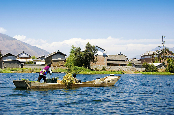 포토 JPG 해외이미지 아시아 호수 여행 자연 노동자 풍경 물 중국 시골 보트 해외202004 해외포토 자연요소 직업 나라 배_교통 생태계 파일형식 이미지허브
