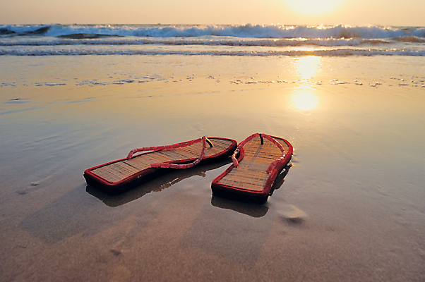 포토 JPG 해외이미지 커플 계절 모래 바다 여행 신발 2 발 자연 휴가 휴식 해변 사람없음 물 모래사장 햇빛 유행 수영 스파 침묵 쌍 샌들 주말 고무 단계 해외202004 해외포토 자연요소 컨셉 관계 신체부위 태양 소리 수상스포츠 생태계 파일형식 이미지허브