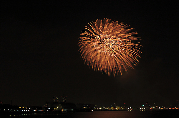 포토 JPG 해외이미지 바다 불 불꽃 폭죽 불꽃놀이 이벤트 사람없음 컬러풀 파티 일본 축제 어둠 저녁 폭발 파열 8월 해외202004 해외포토 자연요소 아시아 컬러 놀이 날짜 야간 파일형식 이미지허브