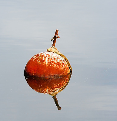 포토 JPG 해외이미지 바다 항해 사람없음 야외 물 반사 만 부식 포트 닻 부표 해외202004 해외포토 자연요소 배_교통 파일형식 이미지허브