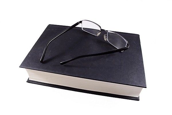 포토 JPG 해외이미지 교육 종이 안경 백그라운드 사업가 텍스트 학교 책장 사람없음 책 스터디 독서 쌓기 검은색 어둠 덮개 흰색 기록 도서관 수집 교과서 대학교 문서 문학 페이지 양장본 고립 해외202004 해외포토 직업 잡화 컬러 가구 모션 교재 학습 뚜껑 파일형식 이미지허브