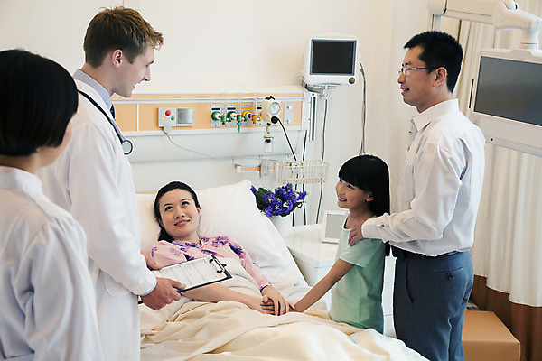 포토 JPG 해외이미지 백인 긴머리 여자 딸 안경 어린이 유니폼 가족 의료기기 엄마 짧은머리 갈색머리 함께함 실내 병원 사랑 서기 미소 소녀 여러명 20대 가로 캐주얼 30대 부모 컬러풀 금발 건강관리 믿음 손잡기 중국 듣기 환자 간호사 의사 침대 잡기 실험복 도움 아빠 전문직 질병 베이징 다인종 돌봄 서류판 치유 해외202004 해외포토 서양인 직업 헤어스타일 잡화 옷 감정 아시아 컬러 가구 다수 컨셉 의학 관계 모션 표정 건강 관리 사람 인종 청년 내부 장년 사무용품 의료진 가운 파일형식 이미지허브