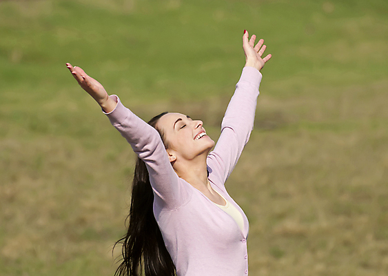 포토 JPG 해외이미지 여자 행복 감정 무기 자연 휴식 갈색머리 건강 한명 웃음 야외 초록색 태양 맑음 힘 봄 활발 기쁨 자유 오픈 번짐 무료 성인여자만 카피스페이스 해외202004 해외포토 자연요소 1 헤어스타일 계절 컬러 컨셉 날씨 표정 사람 공백 생태계 여자만 성인만 파일형식 효과 이미지허브