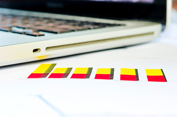 포토 JPG 해외이미지 돈 비즈니스 성공 그래프 사람없음 금융 경제 노트북 컴퓨터 사무실 자료 정보 키보드 업무 책상 분석 투자 해외202004 해외포토 가구 컨셉 전자제품 작업 재산 파일형식 이미지허브