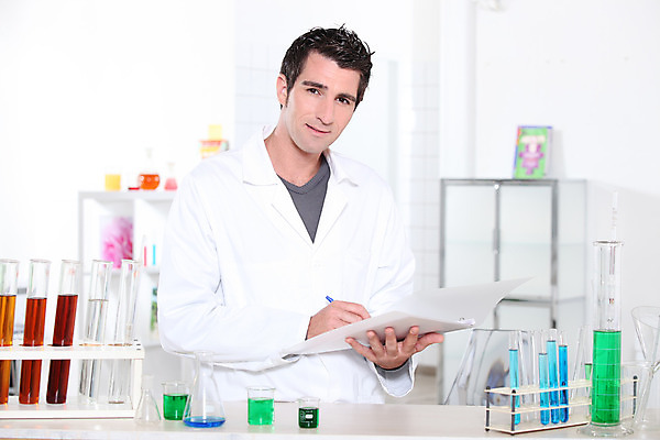 포토 JPG 해외이미지 백인 학생 교육 남자 유럽 과학 교실 학교 실험 한명 풍경 초록색 파란색 갈색 장비 시험 코트 흰색 액체 실험실 결과 시험관 비커 유리그릇 신발장 실린더 해외202004 해외포토 서양인 1 그릇 나라 컬러 컨셉 유리 실험기구 사람 외투 파일형식 이미지허브