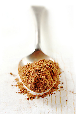 포토 JPG 해외이미지 음식 재료 탁자 사람없음 초콜릿 숟가락 흰색 은색 가루 코코아 땅바닥 수목 해외202004 해외포토 음료 컬러 가구 디저트 바닥 수저 파일형식 이미지허브