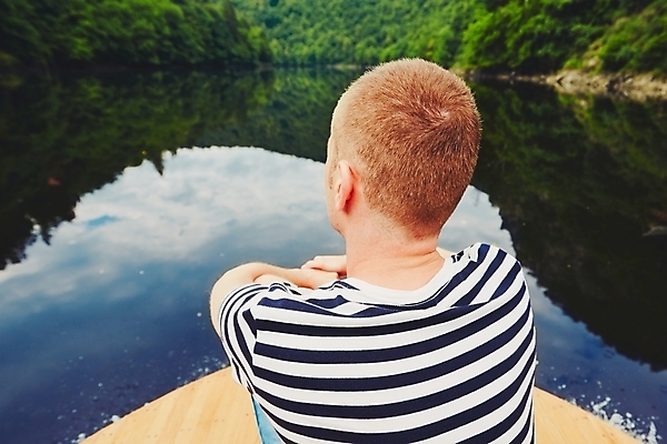포토 JPG 해외이미지 라이프스타일 호수 여행 셔츠 생각 요트 자연 휴가 한명 사람 앉기 풍경 야외 물 관광지 강 반사 여행객 줄무늬 자유 만 보트 고독 숲 나룻배 댐 즐거움 명상 해외202004 해외포토 자연요소 1 공공시설 감정 컨셉 상의 무늬 배_교통 모션 생활 생태계 파일형식 이미지허브
