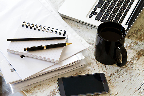 포토 JPG 해외이미지 직업 라이프스타일 커피 음료 인터넷 비즈니스 통신 모바일 주택 사람없음 컵 노트북 스마트폰 핸드폰 스터디 컴퓨터 사무실 펜 공책 흰색 키보드 기록 업무 작업 네트워크 이메일 연결 무선전화기 읽기 분석 보고서 전자 단절 프리랜서 해외202004 해외포토 식기 컬러 컨셉 모션 문구용품 건물 생활 전자제품 스마트기기 학습 필기구 전화기 파일형식 이미지허브