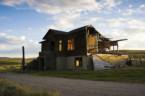 포토 JPG 해외이미지 구름 창문 주택 사람없음 목재 가로 일몰 시간 옛날 해외202004 해외포토 자연요소 나무 재료 건물 노을 파일형식 이미지허브