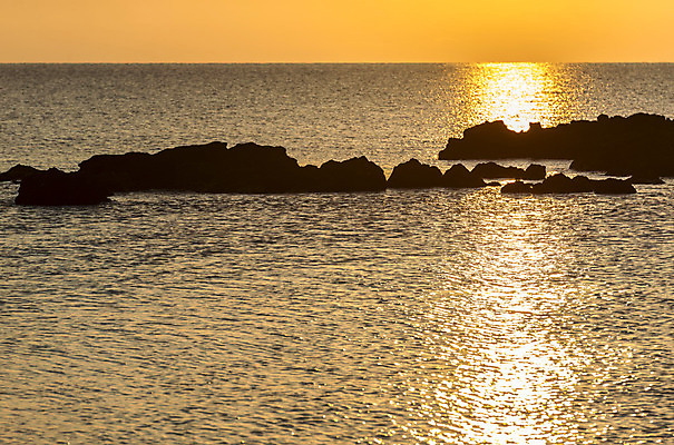 포토 JPG 해외이미지 나무 실루엣 파도 바다 섬 잎 오렌지 하늘 풍경 사람없음 빨간색 빛 태양 일출 황혼 일몰 새벽 젖음 광선 서핑 야간 그리스 석호 이국적 수평선 해외202004 해외포토 자연요소 식물 유럽 컬러 과일 촬영기법 노을 수상스포츠 파일형식 이미지허브