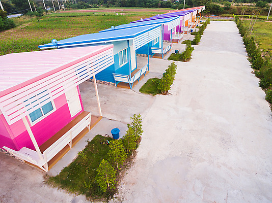 포토 JPG 해외이미지 외관 꽃 여행 백그라운드 건축양식 자연 조류 하늘 지붕 휴가 주택 풍경 사람없음 야외 건물 목재 빨간색 초록색 여름 파란색 컬러풀 노란색 정원 맑음 흰색 시골 작음 시골집 해외202004 해외포토 나무 식물 동물 건축물 계절 건축 컬러 재료 날씨 크기 생태계 파일형식 이미지허브