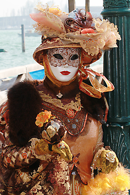 포토 JPG 해외이미지 응시 여자 유럽 얼굴 가면 사람 사람없음 컬러풀 축제 이탈리아 꿈 하트 그리기 황금 신비 베네치아 공상 변장 가면무도회 강렬 숨기 오해 해외202004 해외포토 모양 시선 나라 컬러 컨셉 모션 신체부위 무도회 파일형식 이미지허브