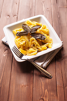 포토 JPG 해외이미지 접시 음식 포크 파스타 요리 사람없음 식사 저녁식사 맛 먹이 버터 점심식사 폭식 라비올리 세이지 채식주의자 핸드메이드 해외202004 해외포토 식기 컨셉 서양음식 채식 파일형식 이미지허브