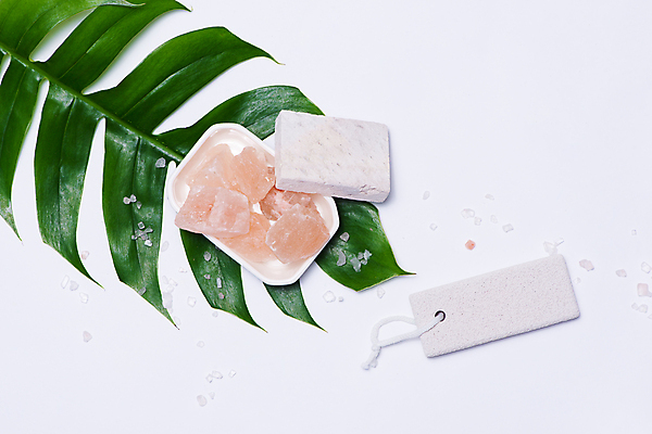 포토 JPG 해외이미지 접시 실내 사람없음 하이앵글 꼬리표 스파 화장품 흰배경 스파용품 비누 몬스테라 에스테틱 해외202004 핑크솔트 해외포토 식물 식기 뷰포인트 백그라운드 내부 위생용품 뷰티 라벨 흰색 오브젝트 소금 파일형식 이미지허브