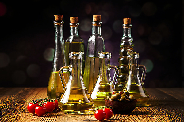 포토 JPG 해외이미지 식물 음식 백그라운드 컨셉 잎 다이어트 토마토 채소 재료 탁자 건강 요리 사람없음 목재 초록색 노란색 주방 정원 식사 이탈리아 흰색 신선 올리브 바질 내추럴 해외202004 해외포토 나무 열매 유럽 컬러 가구 파일형식 이미지허브