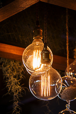 포토 JPG 해외이미지 디자인 컨셉 전구 유리 조명 주택 아이디어 미술 사람없음 장식 빛 상점 식당 검은색 힘 에너지 골동품 램프 바 클래식 백열등 혁명 옛날 효율 해외202004 해외포토 컬러 재질 문화예술 건물 파일형식 이미지허브