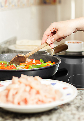 포토 JPG 해외이미지 전통 음식 토마토 채소 고추 양파 멕시코 옥수수 요리 사람없음 빨간색 초록색 치킨 샐러드 신선 뜨거움 맛 상추 매움 후추 해외202004 해외포토 컬러 컨셉 북아메리카 곡류 향신료 닭고기요리 파일형식 이미지허브