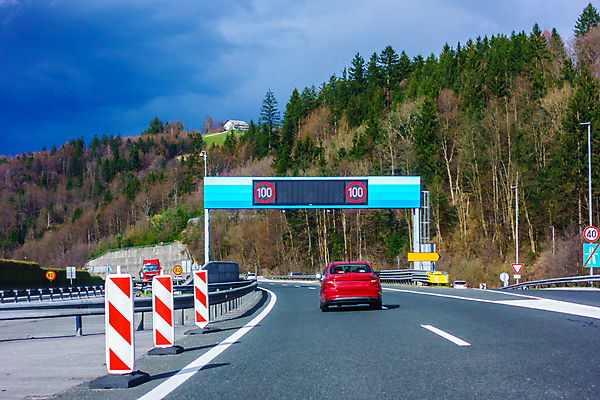 포토 JPG 해외이미지 나무 유럽 도로 길 여행 가이드 교통시설 자동차 설계 화살 산 거리 풍경 사람없음 내부 글로벌 운전 시골 고속도로 아스팔트 방향 언덕 사인 검색 전자 장면 시스템 서명 발견 루트 선로 슬로베니아 자동 주도 해외202004 해외포토 식물 직업 나라 육상교통 교통 컨셉 모션 예절 시설 파일형식 이미지허브