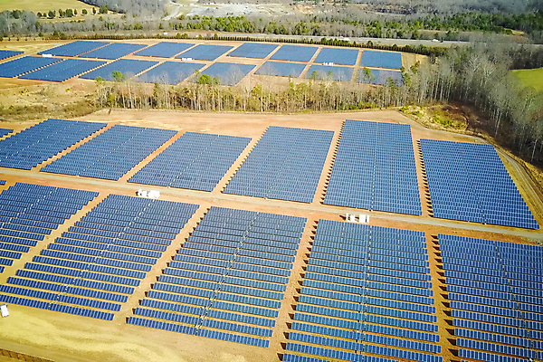 포토 JPG 해외이미지 주간 사람없음 야외 태양에너지 일렬 집열판 전경 해외202004 해외포토 자연요소 풍경 그린에너지 파일형식 탑뷰 이미지허브