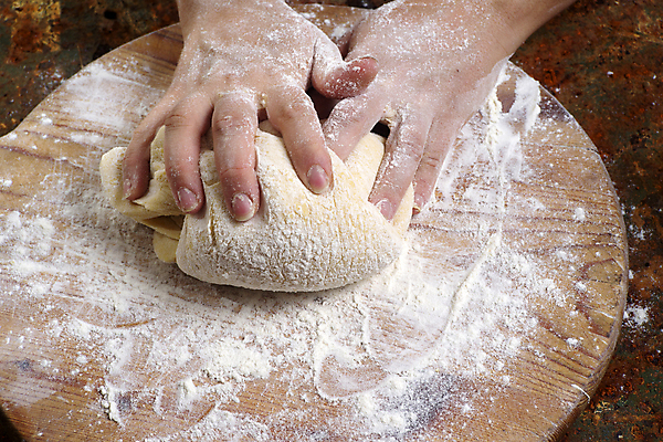 포토 JPG 해외이미지 손 탁자 피자 실내 신체부위 양손 만들기 밀가루 밀가루반죽 나무도마 해외202004 해외포토 가구 모션 도마 패스트푸드 서양음식 사람 내부 목재 가루 반죽 파일형식 이미지허브