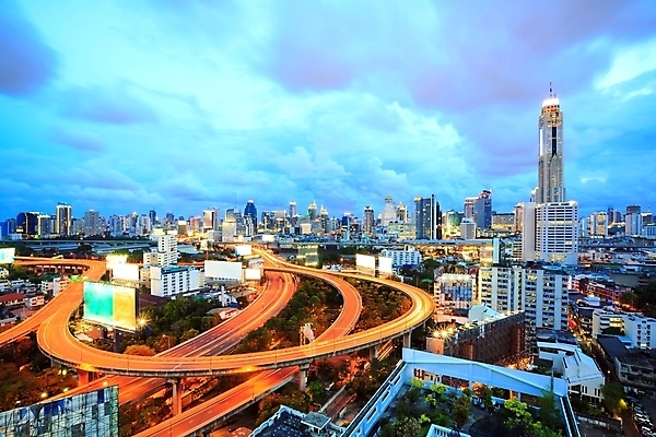 포토 JPG 해외이미지 구름 아시아 도로 건축양식 태국 하늘 안테나 풍경 사람없음 건물 빛 도시풍경 사무실 우주 탑 고층빌딩 황혼 새벽 도시 고속도로 도심 야간 속도 방콕 타운 스카이라인 해외202004 해외포토 자연요소 건축물 건축 나라 길 비즈니스 통신 교통시설 빌딩 일몰 파일형식 이미지허브