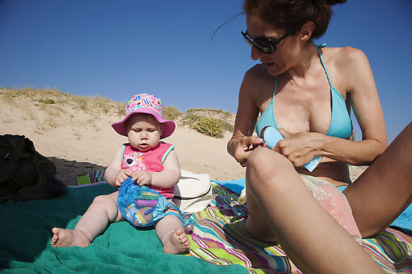 포토 JPG 해외이미지 백인 라이프스타일 여자 딸 행복 감정 어린이 분홍색 가족 관계 놀이 엄마 휴가 함께함 대화 사람 성인 두명 초록색 파란색 비키니 수건 선글라스 침묵 임산부 흰색 아기 혀 긍정 카피스페이스 해외202004 해외포토 서양인 수영복 안경 컬러 컨셉 말하기 생활 위생용품 소리 공백 임신 입 파일형식 이미지허브