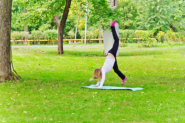 포토 JPG 해외이미지 백인 라이프스타일 여학생 여자 유럽 어린이 스포츠 포즈 모션 놀이 휴식 건강 한명 야외 달리기 운동 점프 흰색 춤 9 8 6 상승 에어로빅 7 곡예사 해외202004 해외포토 서양인 직업 1 학생 나라 컬러 컨셉 문화예술 사람 생활 숫자 파일형식 이미지허브