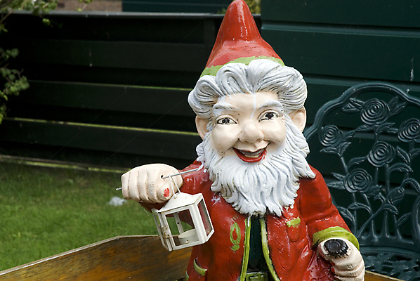 포토 JPG 해외이미지 수염 웃음 사람없음 빨간색 빛 정원 시골 등불 캡모자 헬프 해외202004 해외포토 모자_잡화 컬러 조명 표정 도움 파일형식 이미지허브