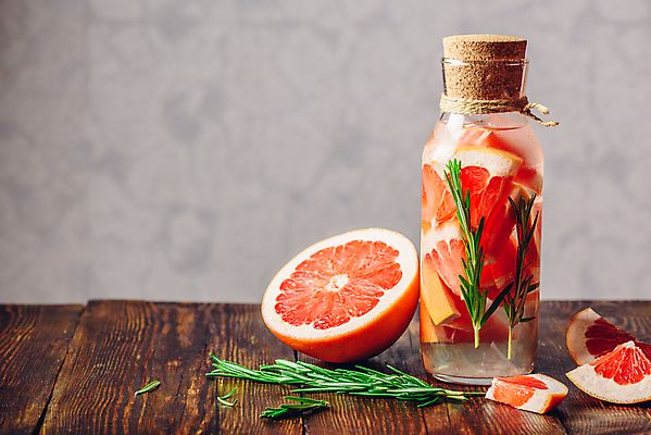 포토 JPG 해외이미지 단면 유리병 실내 사람없음 자몽 로즈메리 나무탁자 자몽에이드 자몽주스 해외202004 해외포토 과일 탁자 병_용기 내부 과일주스 허브 에이드 파일형식 이미지허브