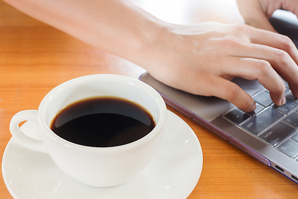 포토 JPG 해외이미지 라이프스타일 손 종이 커피 음료 음식 인터넷 탁자 사람없음 목재 노트북 쇼핑 컴퓨터 연필 공책 신선 업무 뜨거움 아침식사 상쾌 유기농 아메리카노 전자상거래 프리랜서 카피스페이스 디톡스 해외202004 해외포토 나무 직업 웰빙 감정 가구 재료 문구용품 학용품 건강 생활 신체부위 전자제품 필기구 식사 공백 작업 파일형식 이미지허브