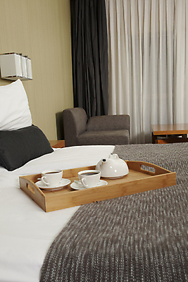 포토 JPG 해외이미지 접시 디자인 꽃 커피 음료 음식 여행 가구 꽃무늬 오렌지 호텔 아침 서브 주택 쟁반 실내 사람없음 내부 장식 컵 꽃병 식사 주스 침실 방 흰색 침대 신선 고급 아침식사 컵받침 서비스 대륙 휴양지 리빙 해외202004 해외포토 주간 식물 식기 컬러 생활용품 컨셉 무늬 과일 숙소 건물 장소 받침대 파일형식 이미지허브