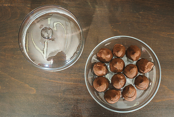 포토 JPG 해외이미지 음식 백그라운드 휴가 디저트 사탕 선물 사람없음 세트 갈색 과자 초콜릿 어둠 여러개 우유 흰색 달콤 맛 설탕 수집 스위스 모음 코코아 충동구매 고립 섞기 해로움 프랄린 해외202004 해외포토 유럽 음료 컬러 다수 컨셉 유제품 한글 쇼핑 과소비 파일형식 이미지허브