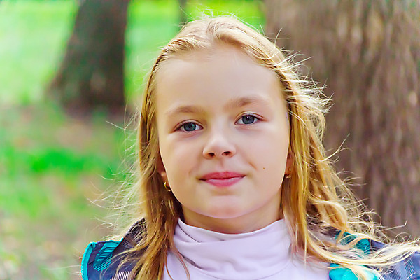 포토 JPG 해외이미지 백인 여학생 유럽 어린이 한명 파란색 금발 흰색 9 8 6 7 해외202004 해외포토 서양인 1 학생 헤어스타일 여자 나라 컬러 사람 숫자 파일형식 이미지허브