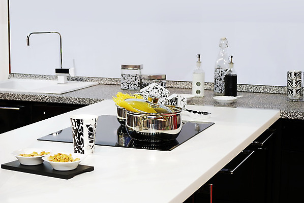 포토 JPG 해외이미지 라이프스타일 디자인 가구 탁자 새로움 주택 실내 요리 사람없음 내부 컵 빛 주방 검은색 기계 흰색 고급 냄비 묘사 스타일 해외202004 해외포토 식기 컬러 생활용품 컨셉 건물 생활 솥 파일형식 이미지허브