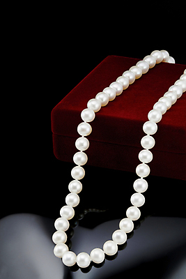 포토 JPG 해외이미지 모양 백그라운드 컨셉 곡선 목걸이 자연 추상 휴가 선물 사랑 사람 이벤트 사람없음 장식 빨간색 빛 상자 반사 유행 검은색 흰색 축하 원형 화려 그룹 재산 고급 우아함 매끈함 보석 구슬 오브젝트 보물 여의주 스타일 해외202004 해외포토 도형 감정 선 컬러 무늬 장신구 금융 감각 광석 생태계 파일형식 이미지허브