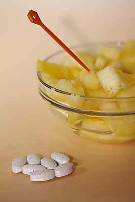 포토 JPG 해외이미지 조각 컨셉 다이어트 과일 유리 디저트 건강 사람없음 치료 컵 세트 알약 약 노란색 주스 신선 도움 달콤 아침식사 질병 약국 가득함 파인애플 예방 테라피 흙더미 덩어리 조제 복용 숙성 헬프 항생제 개조 해외202004 해외포토 식기 음료 음식 컬러 의학 재질 뷰티 식사 흙 맛 열대과일 만들기 파일형식 더미 이미지허브