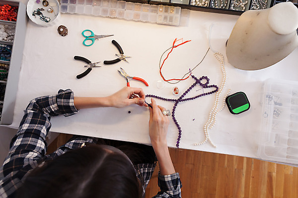 포토 JPG 해외이미지 직업 손 산업 장신구 노동자 한명 금속 장비 도구 공구 반지 업무 작업 작업실 황금 제조 은색 보석 만들기 작업대 핸드메이드 많음 해외202004 해외포토 1 컬러 컨셉 모션 재질 사람 신체부위 광석 파일형식 이미지허브
