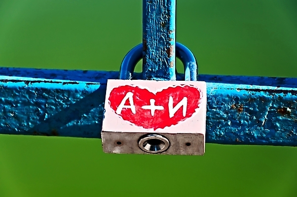 포토 JPG 해외이미지 모양 아이콘 전통 커플 행복 문화 결혼 열쇠 아이디어 자물쇠 발렌타인데이 사랑 안전 사람없음 야외 빨간색 초록색 울타리 강 금속 힘 우정 하트 오픈 메시지 보호 큼 철 심볼 오브젝트 사인 부식 잠금 보안 영원 옛날 철강 철책 통일 파리(프랑스) 해외202004 해외포토 감정 컬러 컨셉 관계 데이이벤트 재질 이벤트 친구 담장 크기 파일형식 이미지허브