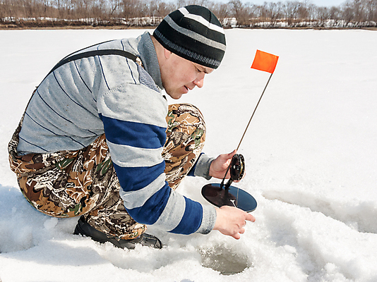 포토 JPG 해외이미지 호수 겨울 자연 낚시 휴식 한명 취미 물 강 냉동 얼음 장비 추위 공구 잡기 구멍 고리 기다림 서리 기어 설치 해외202004 해외포토 자연요소 1 계절 컨셉 모션 레저 사람 도구 생태계 파일형식 이미지허브