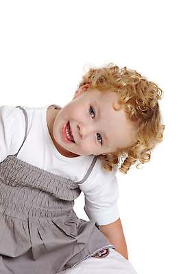 포토 JPG 해외이미지 백인 드레스 여자 행복 어린이 3 한명 서기 웃음 소녀 금발 기댐 파마 달콤 흰배경 고립 해외202004 해외포토 서양인 1 헤어스타일 옷 감정 백그라운드 모션 표정 사람 흰색 맛 파일형식 이미지허브