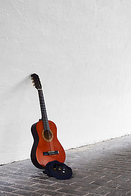 포토 JPG 해외이미지 도로 줄 음악 벽 돈 거리 서기 사람없음 세로 동전 기댐 기구 기타 가난 심볼 오브젝트 구걸 뮤지컬 카피스페이스 해외202004 해외포토 길 컨셉 교통시설 모션 현악기 문화예술 공백 재산 파일형식 이미지허브