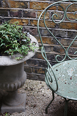 포토 JPG 해외이미지 식물 문화 의자 사람없음 정원 프랑스 냄비 철 묘사 프랑스어 뒤뜰 해외202004 해외포토 문자 유럽 가구 솥 파일형식 이미지허브