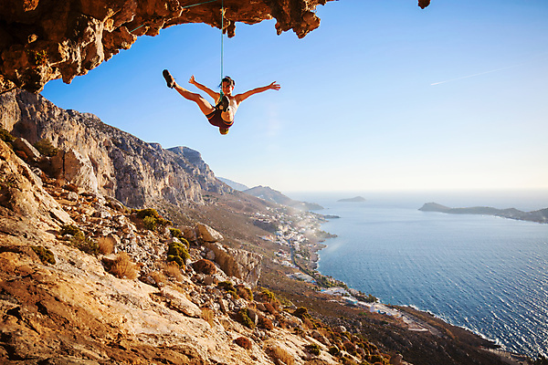 포토 JPG 해외이미지 주간 전신 여자 바다 하늘 팔벌리기 매달리기 한명 성인 야외 앞모습 암벽 암벽등반 스릴 암벽등반가 성인여자한명만 해외202004 해외포토 자연요소 1 뷰포인트 모션 사람 등산 여자한명만 성인여자만 파일형식 이미지허브