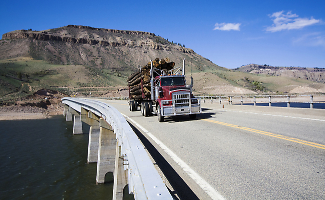 포토 JPG 해외이미지 비즈니스 통신 교통시설 자동차 주택 안전 사람없음 목재 운전 트럭 흰색 작업 운전사 휴대용 짐차 트레일러 물류 디젤 로딩 서쪽 시카고 해외202004 해외포토 나무 직업 육상교통 컬러 교통 재료 모션 건물 미국 방향 오브젝트 시설 파일형식 이미지허브