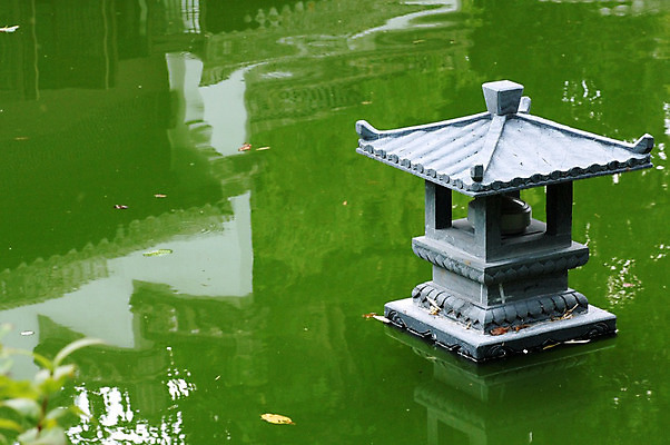 포토 JPG 해외이미지 호수 동양인 사람없음 야외 장식 초록색 물 빛 반사 램프 오브젝트 해외202004 해외포토 자연요소 컬러 조명 인종 파일형식 이미지허브