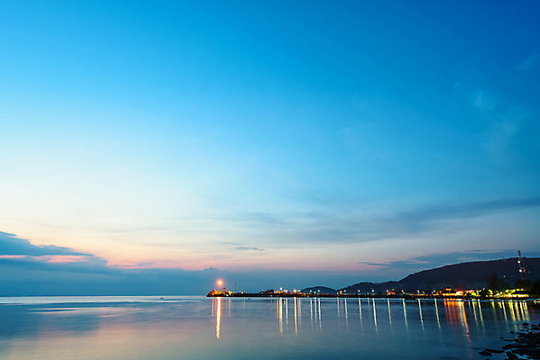 포토 JPG 해외이미지 아시아 바다 섬 여행 백그라운드 태국 자연 하늘 항해 풍경 사람없음 물 파란색 빛 컬러풀 햇빛 반사 일출 항구 황혼 일몰 새벽 램프 보트 야간 크루즈 방파제 포트 내추럴 수평선 해외202004 해외포토 자연요소 공공시설 나라 컬러 배_교통 교통시설 조명 태양 노을 생태계 파일형식 이미지허브